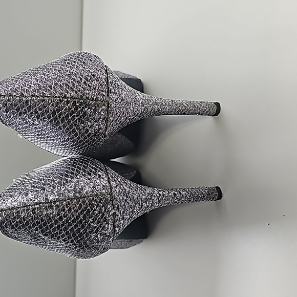 Heels - Picture 4 of 4